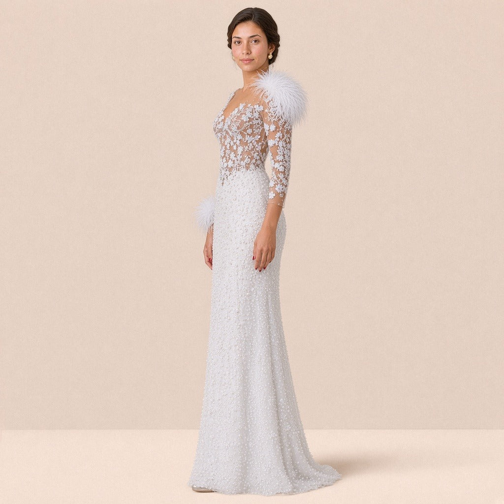 Robe de soirée sirène blanche perlée, buste en tulle brodé et plumes, vue de trois-quarts côté plumes – SAKIWE