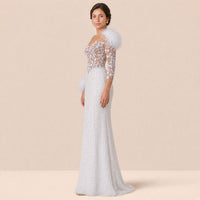 Robe de soirée sirène blanche perlée, buste en tulle brodé et plumes, vue de trois-quarts côté plumes – SAKIWE