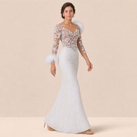 Robe de soirée sirène blanche perlée, buste en tulle brodé et plumes, en marchant – SAKIWE