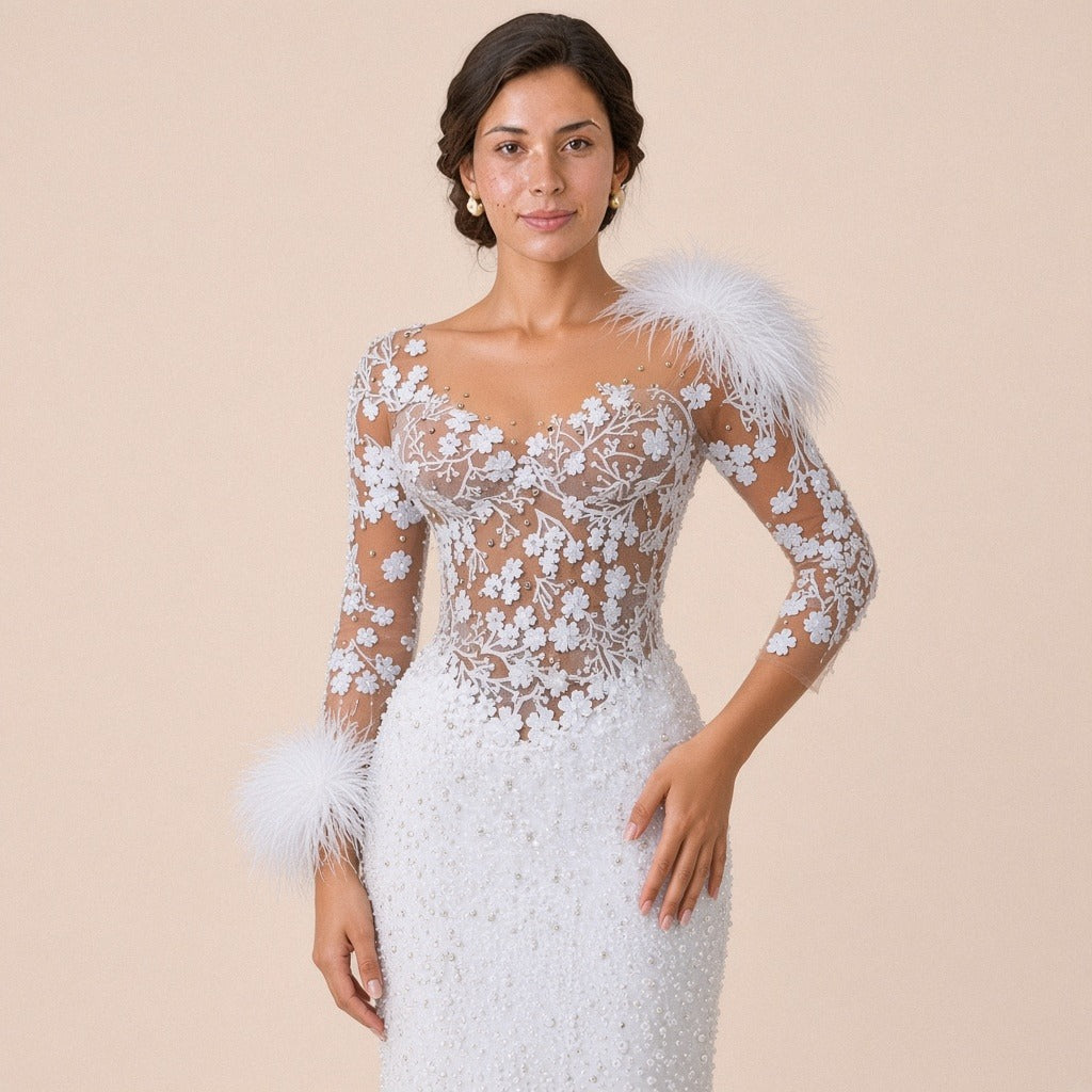 Robe de soirée sirène blanche perlée, buste en tulle brodé et plumes, plan buste – SAKIWE