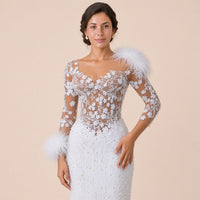 Robe de soirée sirène blanche perlée, buste en tulle brodé et plumes, plan buste – SAKIWE