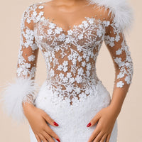 Robe de soirée sirène blanche perlée, buste en tulle brodé et plumes, détail du tulle brodé de fleurs et perles – SAKIWE