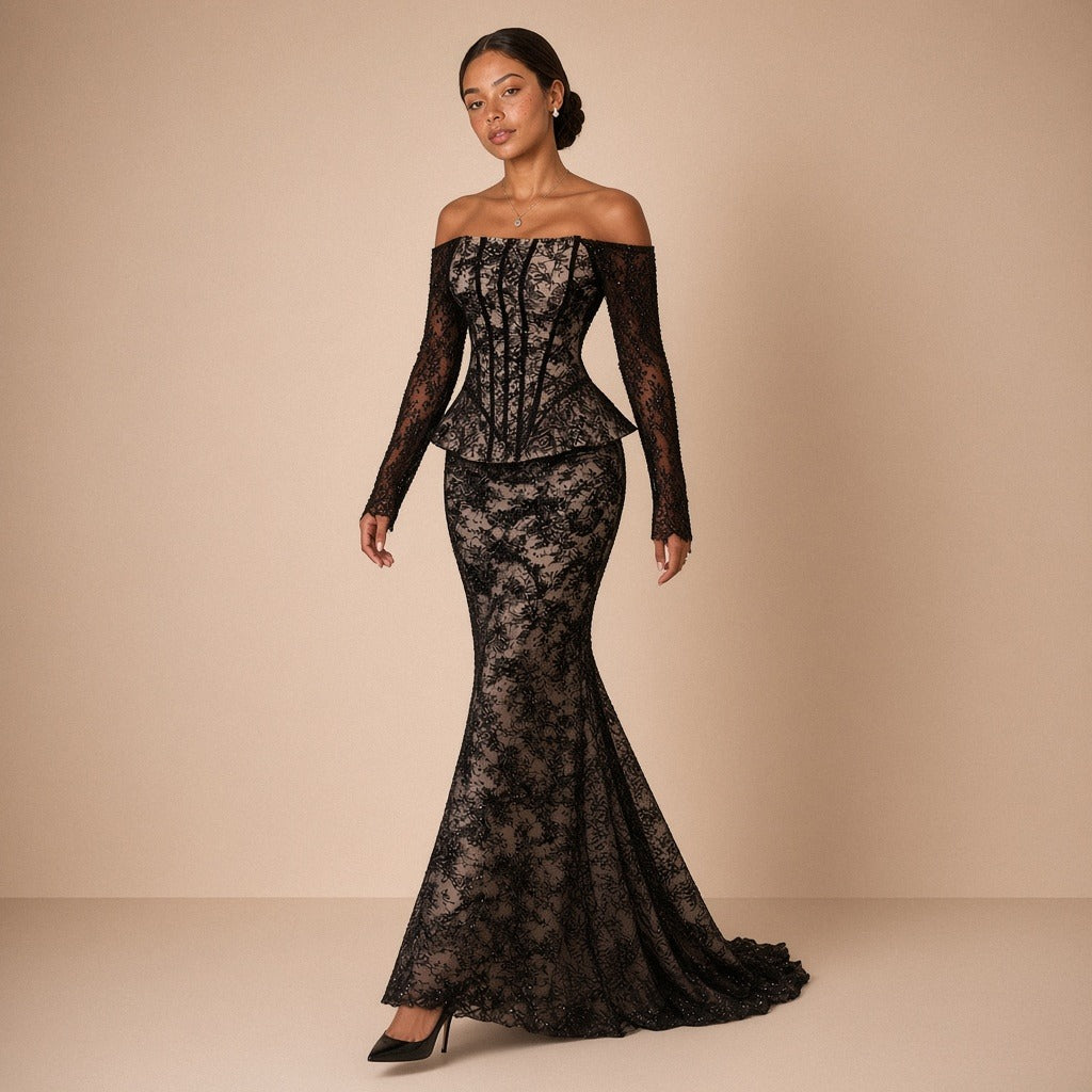 Robe de soirée sirène en dentelle noire SAKIWE, en marchant, vue de trois-quarts