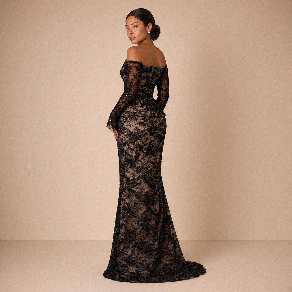 Robe de soirée sirène en dentelle noire SAKIWE, vue de dos de trois-quarts