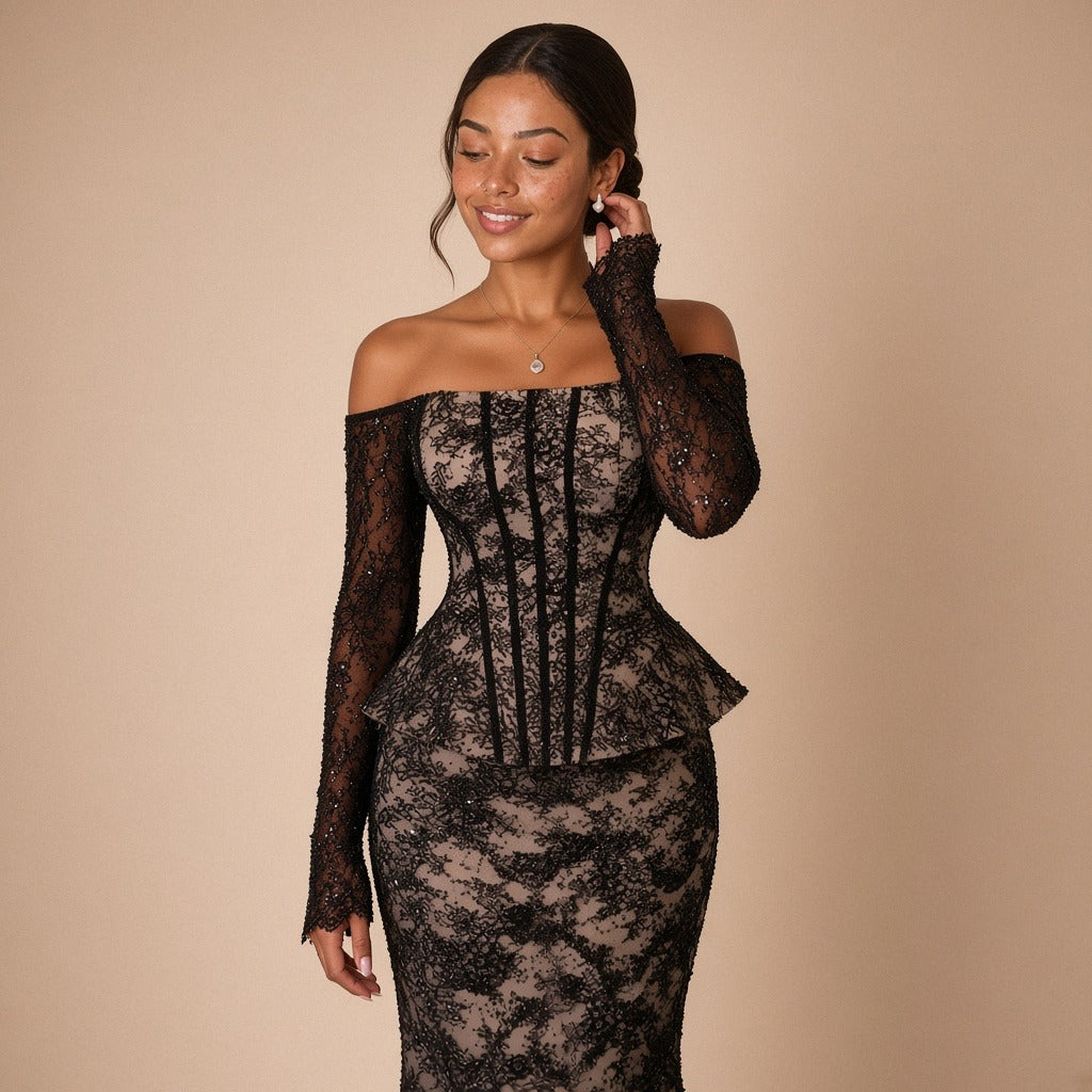 Robe de soirée sirène en dentelle noire SAKIWE, plan buste, épaules dénudées