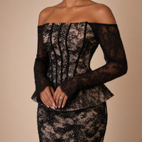 Robe de soirée sirène en dentelle noire SAKIWE, détail du buste corset et des manches en dentelle