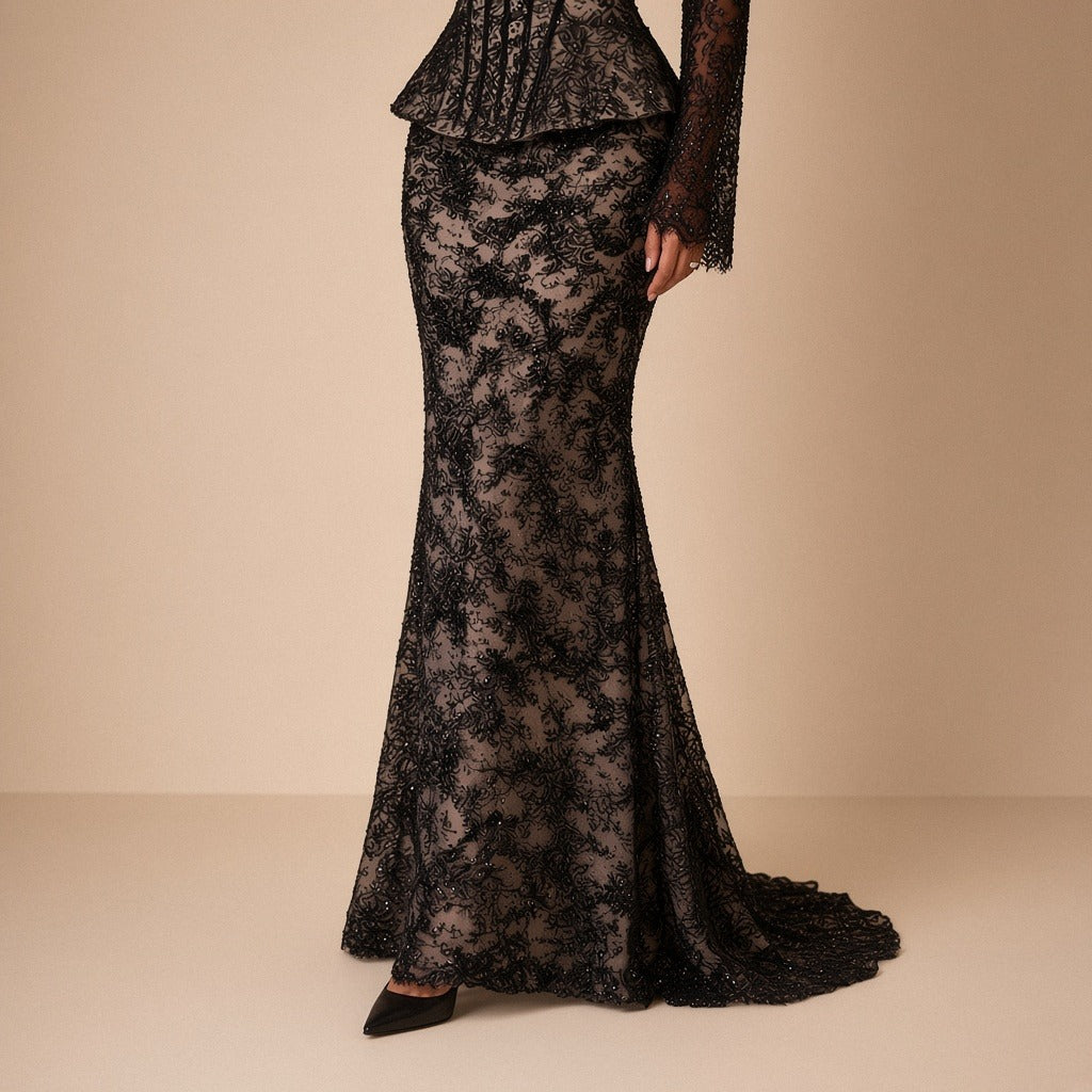 Robe de soirée sirène en dentelle noire SAKIWE, détail de la jupe sirène et de la traîne