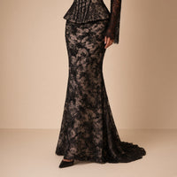 Robe de soirée sirène en dentelle noire SAKIWE, détail de la jupe sirène et de la traîne
