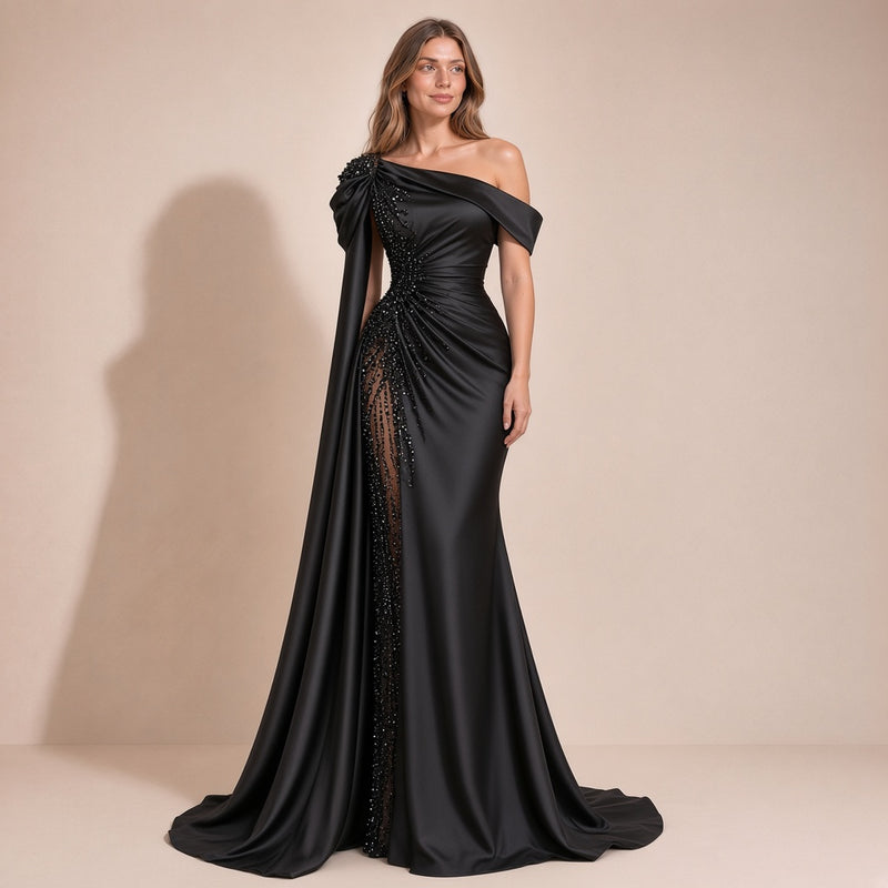 Femme portant la robe de soirée sirène noire en satin, épaules dénudées et pan drapé, vue de face
