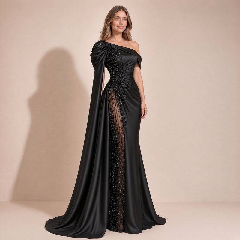 Femme de trois quarts dans la robe de soirée noire à épaules dénudées et broderies perlées