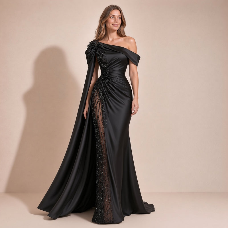 Femme en pose naturelle dans la robe de soirée sirène noire avec pan de satin et traîne