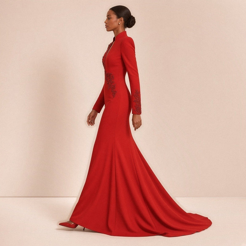 Robe de soirée sirène SAKIWE, coloris rouge, vue de profil en marche avec traîne