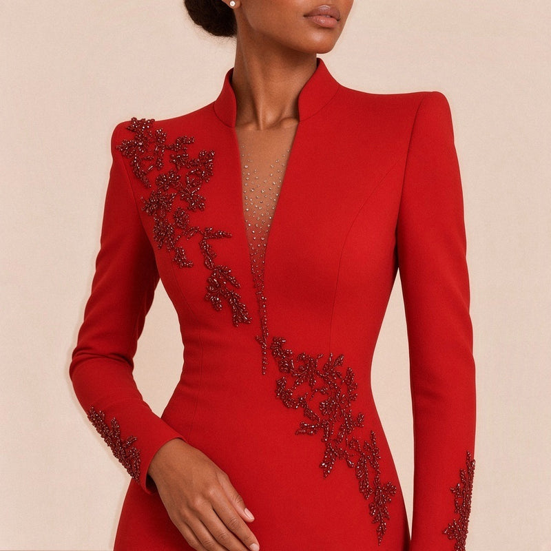 Robe de soirée sirène SAKIWE, coloris rouge, détail du col montant et des broderies perlées du buste