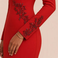 Robe de soirée sirène SAKIWE, coloris rouge, détail des broderies perlées de la manche