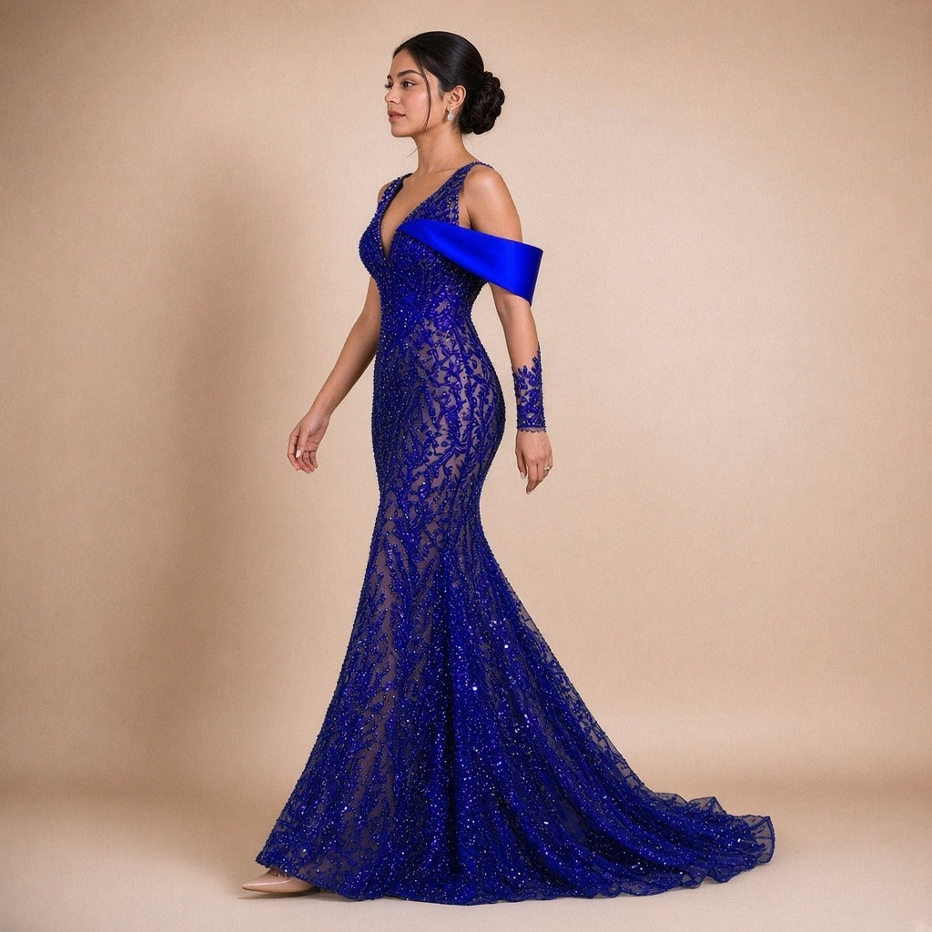 Robe de soirée sirène SAKIWE, coloris bleu roi, de profil en marchant
