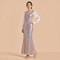 Robe sirène à sequins, vue de trois quarts, main à la taille