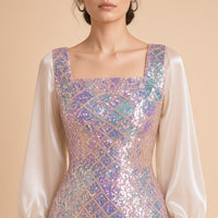 Détail de l’encolure carrée et des sequins irisés en losanges