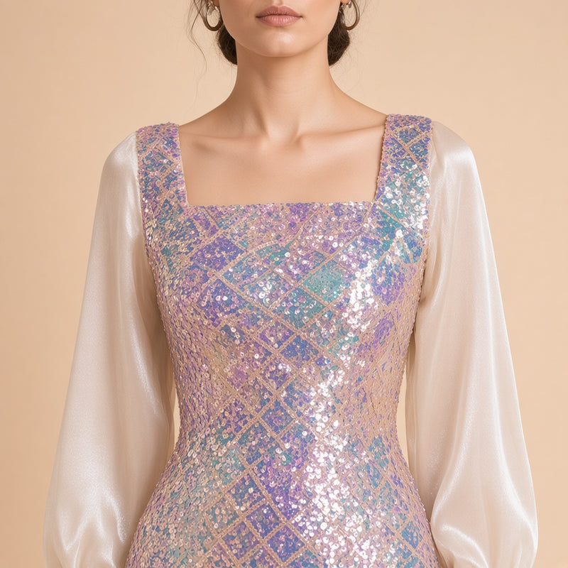 Détail de l’encolure carrée et des sequins irisés en losanges