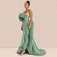 Robe de soirée sirène SAKIWE, coloris vert sauge, en marche, vue de trois-quarts