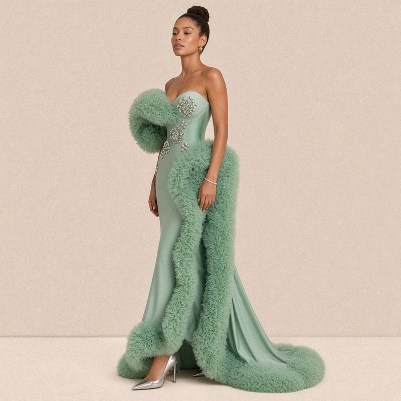 Robe de soirée sirène SAKIWE, coloris vert sauge, en marche, vue de trois-quarts