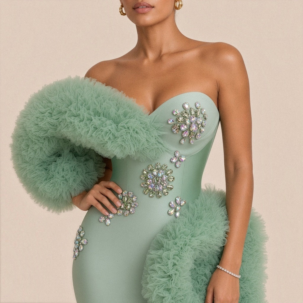 Robe de soirée sirène SAKIWE, coloris vert sauge, détail du bustier à strass et des volants de tulle