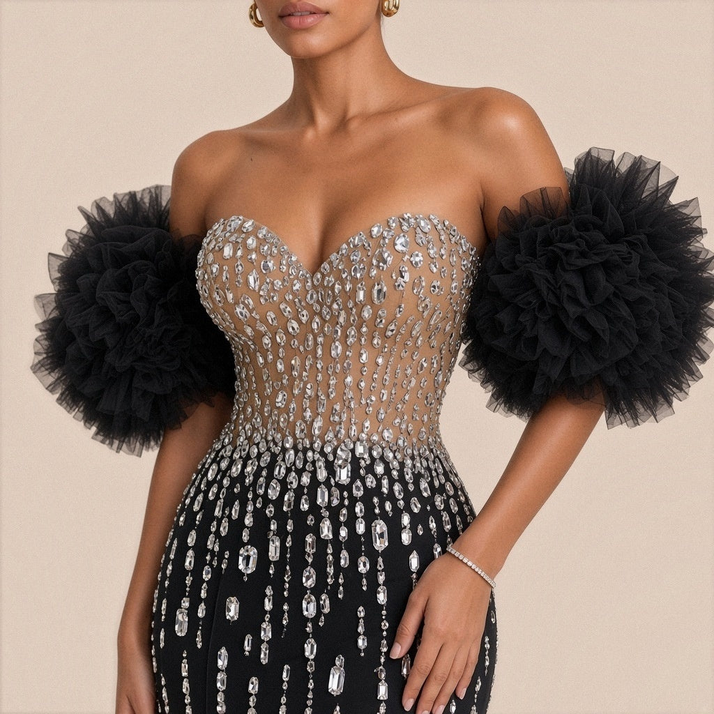 Robe de soirée sirène SAKIWE, coloris noir, détail du bustier à strass et des volants de tulle