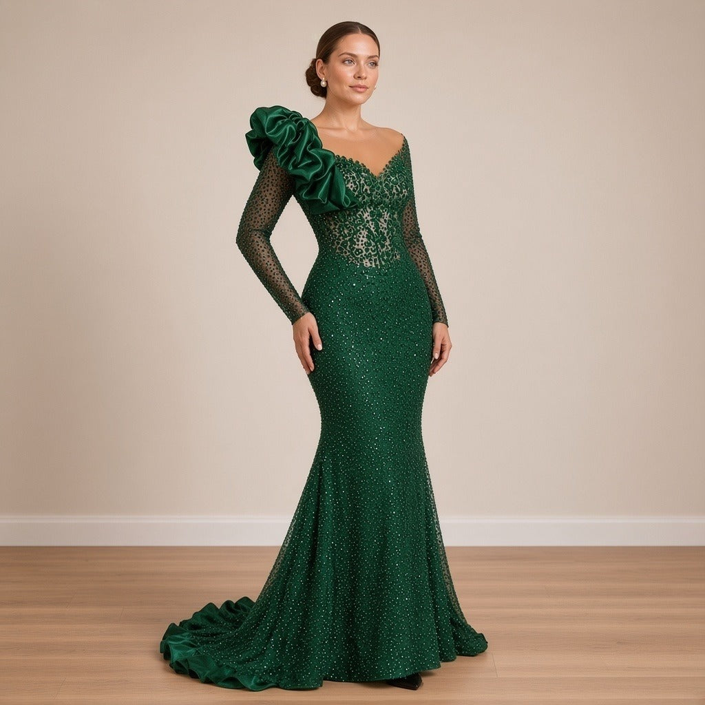 Robe de soirée sirène vert émeraude à sequins et fleur en satin, vue de trois-quarts – SAKIWÉ