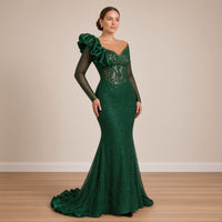 Robe de soirée sirène vert émeraude à sequins et fleur en satin, vue de trois-quarts – SAKIWÉ
