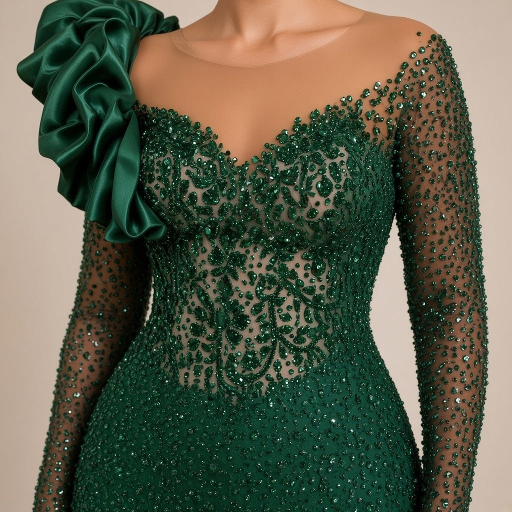 Robe de soirée sirène vert émeraude à sequins et fleur en satin, détail du buste perlé, du tulle et de la fleur en satin – SAKIWÉ
