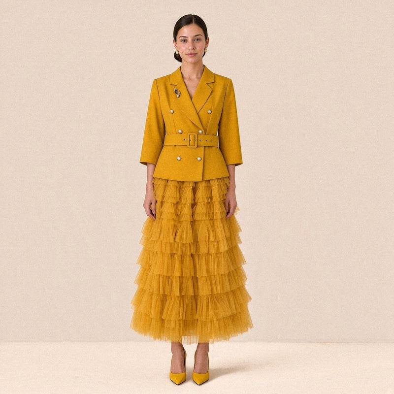 Robe tailleur croisée à manches 3/4 et jupe longue en tulle à volants, jaune moutarde, vue de face