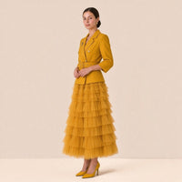 Robe tailleur croisée à manches 3/4 et jupe longue en tulle à volants, jaune moutarde, vue de trois-quarts