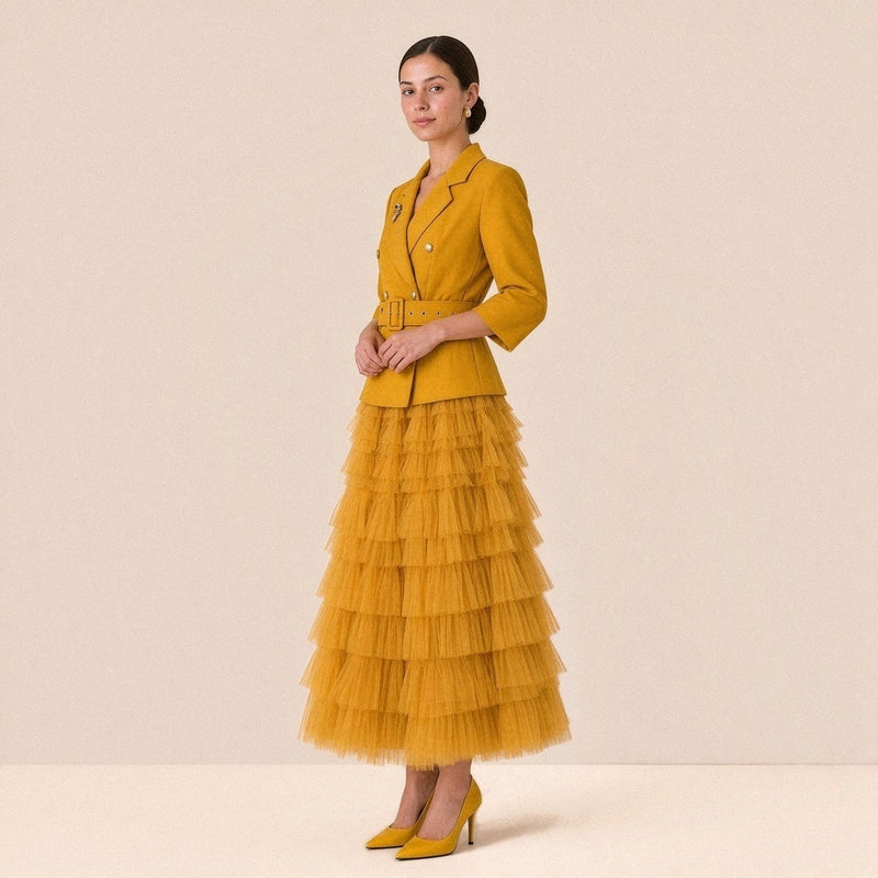 Robe tailleur croisée à manches 3/4 et jupe longue en tulle à volants, jaune moutarde, vue de trois-quarts