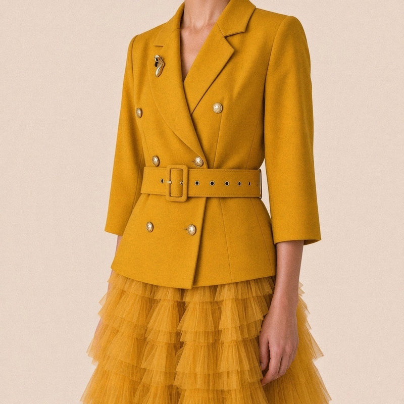 Robe tailleur croisée à manches 3/4 et jupe longue en tulle à volants, jaune moutarde, détail du buste croisé et de la ceinture