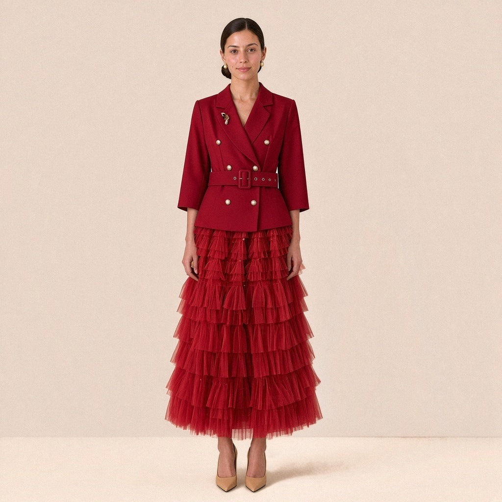 Robe tailleur croisée à manches 3/4 et jupe longue en tulle à volants, rouge, vue de face