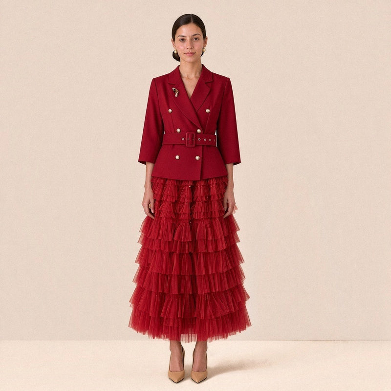 Robe tailleur croisée à manches 3/4 et jupe longue en tulle à volants, rouge, vue de face