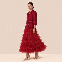 Robe tailleur croisée à manches 3/4 et jupe longue en tulle à volants, rouge, vue de trois-quarts