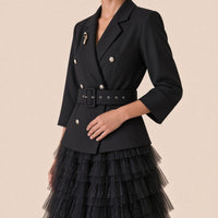 Robe tailleur croisée à manches 3/4 et jupe longue en tulle à volants, noir, détail du buste et de la ceinture