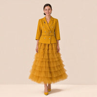 Robe tailleur croisée à manches 3/4 et jupe longue en tulle à volants, jaune moutarde, en mouvement