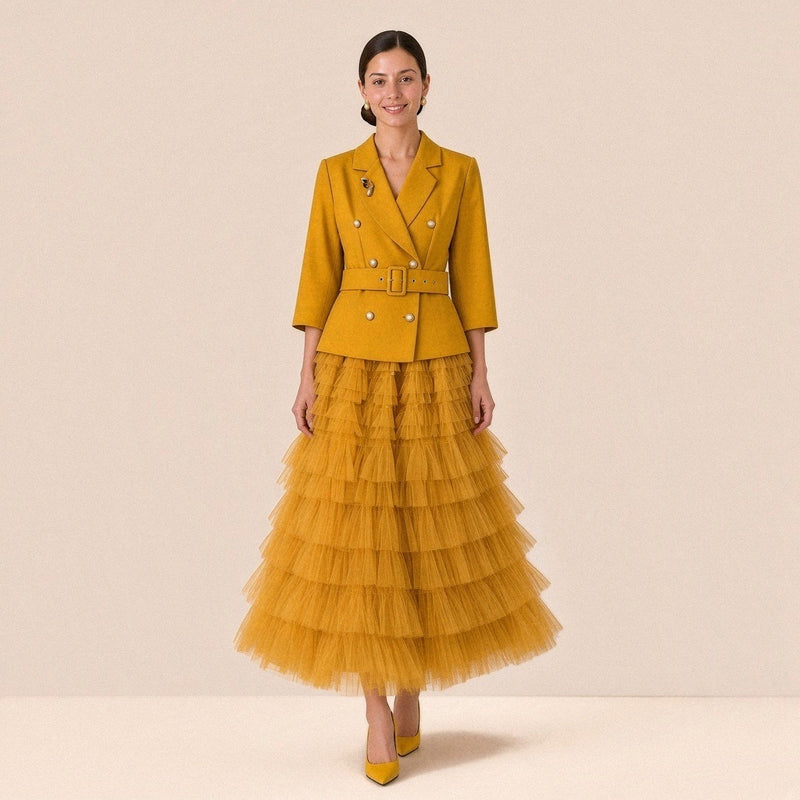 Robe tailleur croisée à manches 3/4 et jupe longue en tulle à volants, jaune moutarde, en mouvement