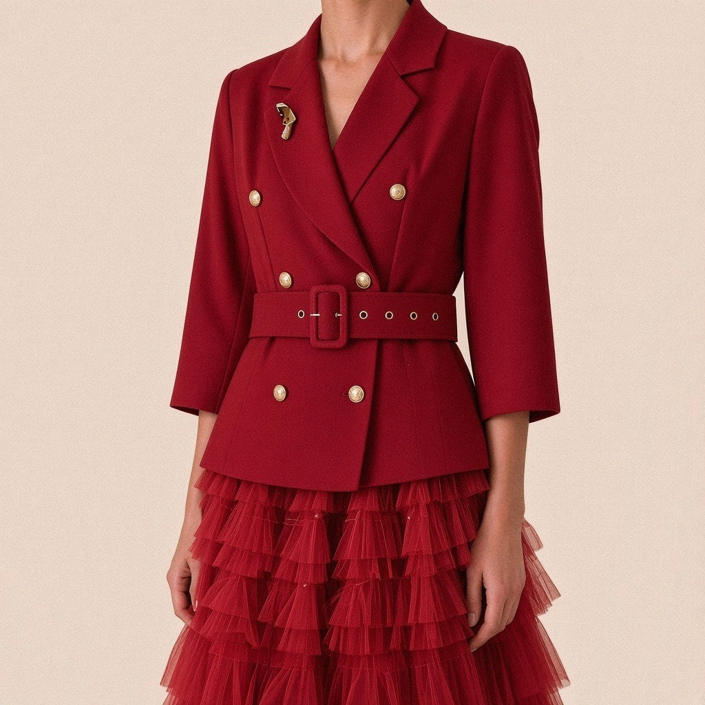 Robe tailleur croisée à manches 3/4 et jupe longue en tulle à volants, rouge, détail du buste croisé et de la ceinture