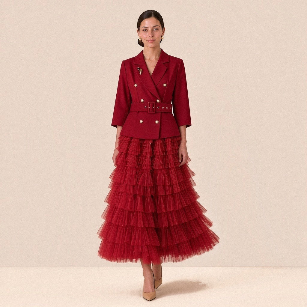 Robe tailleur croisée à manches 3/4 et jupe longue en tulle à volants, rouge, en mouvement