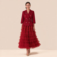 Robe tailleur croisée à manches 3/4 et jupe longue en tulle à volants, rouge, en mouvement