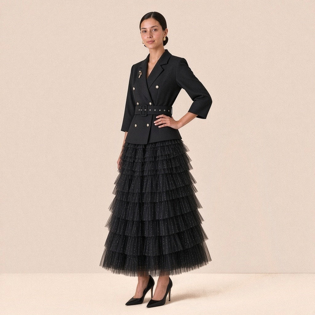 Robe tailleur croisée à manches 3/4 et jupe longue en tulle à volants, noir, vue de trois-quarts