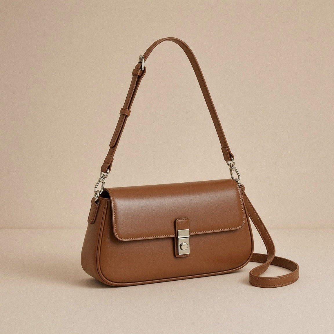 Sac baguette en similicuir caramel vu de trois quarts avec sa sangle