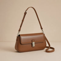 Sac baguette en similicuir caramel vu de trois quarts avec sa sangle