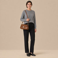 Sac baguette en similicuir caramel porté à l’épaule, vue en pied, sur une femme