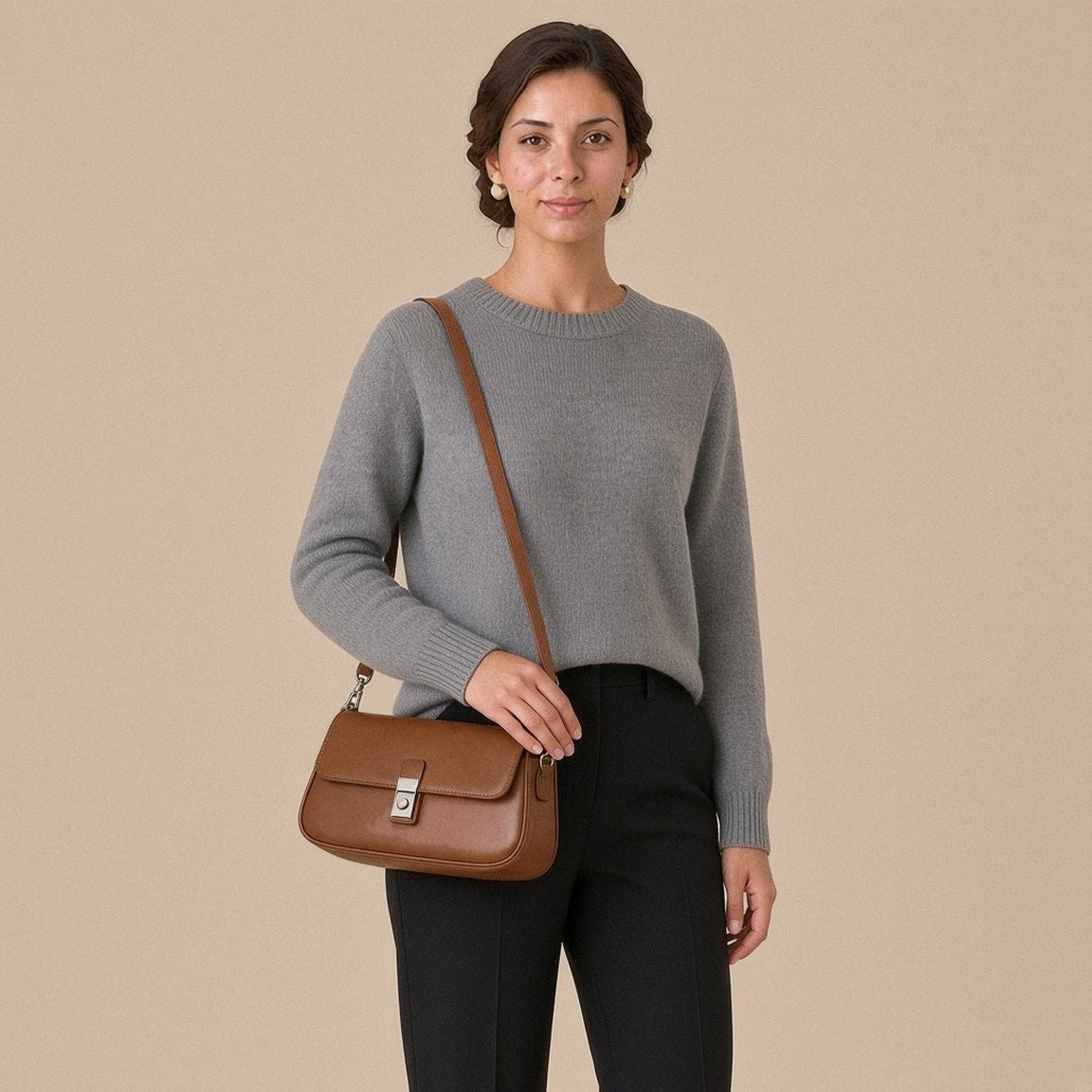 Sac baguette en similicuir caramel porté en bandoulière, vue de face, sur une femme