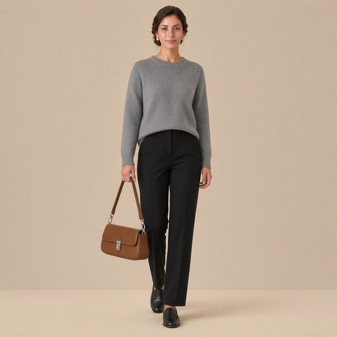 Sac baguette en similicuir caramel tenu à la main, vue en pied, sur une femme