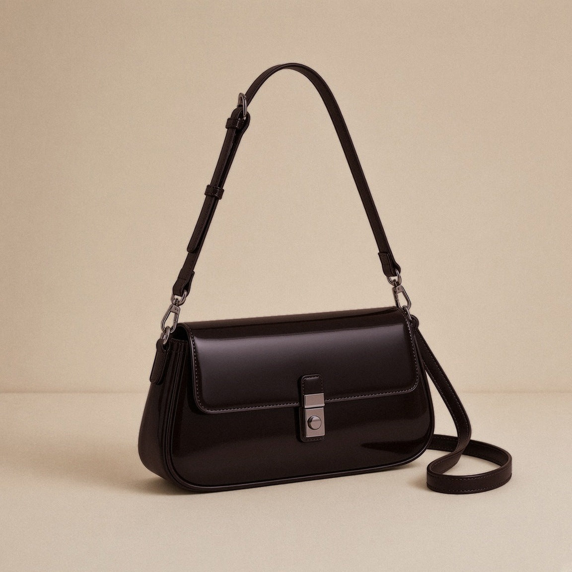 Sac baguette en similicuir café vu de trois quarts avec sa sangle