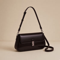 Sac baguette en similicuir café vu de trois quarts avec sa sangle